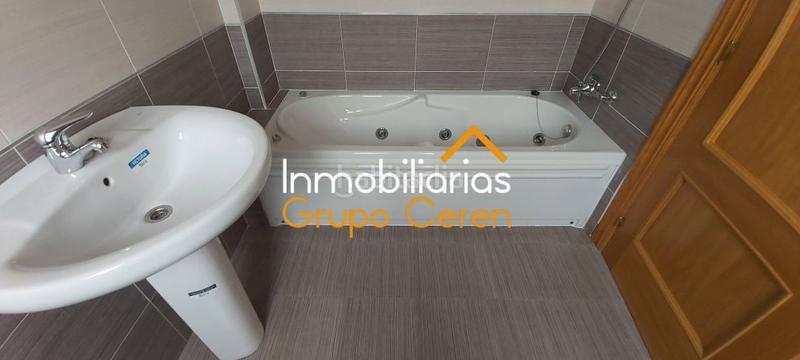 Foto 751025d2-4daa-4724-b366-8aba92b96a86. Casa adosada adosado a estrenar con jardín privado en urbanización con piscina y amplia zona verde en Canillas de Río Tuerto