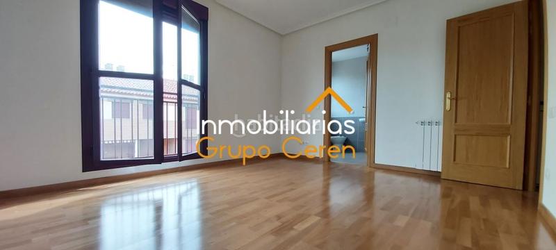 Foto 865d1ebf-57a9-43eb-8395-21e56b277a17. Casa adosada adosado a estrenar con jardín privado en urbanización con piscina y amplia zona verde en Canillas de Río Tuerto
