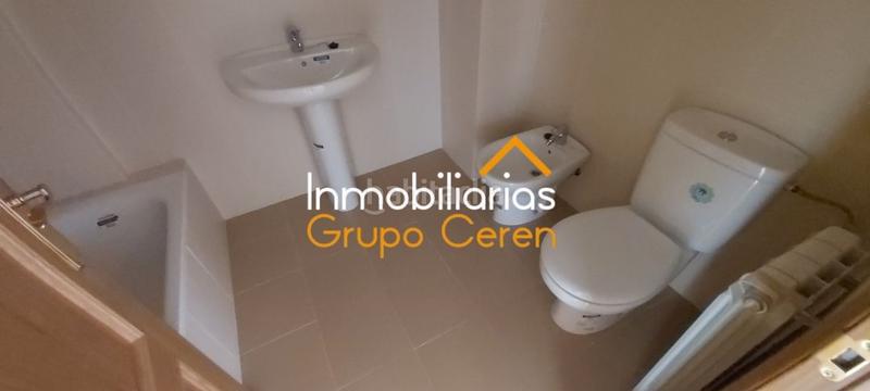 Foto 8a775dfb-57a9-48ec-ab32-b0beaf8437cb. Casa adosada adosado a estrenar con jardín privado en urbanización con piscina y amplia zona verde en Canillas de Río Tuerto