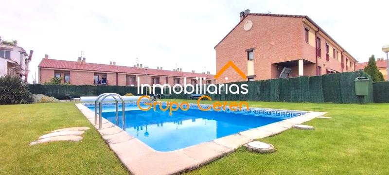 Foto 8c69d34f-02bd-4119-a3c5-2b2f9be102bf. Casa adosada adosado a estrenar con jardín privado en urbanización con piscina y amplia zona verde en Canillas de Río Tuerto