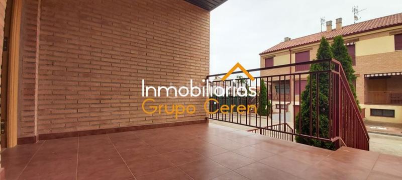 Foto 9dcb577c-bb6d-4962-9f6b-f546be8323c1. Casa adosada adosado a estrenar con jardín privado en urbanización con piscina y amplia zona verde en Canillas de Río Tuerto