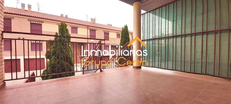Foto c0c409eb-d378-4861-82f2-58a425ba39d1. Casa adosada adosado a estrenar con jardín privado en urbanización con piscina y amplia zona verde en Canillas de Río Tuerto