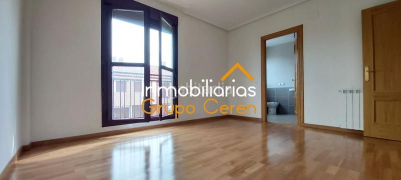 Foto c22f7415-cb9e-4d49-9068-4c955a6e571a. Casa adosada adosado a estrenar con jardín privado en urbanización con piscina y amplia zona verde en Canillas de Río Tuerto