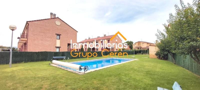 Foto c5f7b6f1-8e76-42b7-b959-796ca3de56fe. Casa adosada adosado a estrenar con jardín privado en urbanización con piscina y amplia zona verde en Canillas de Río Tuerto