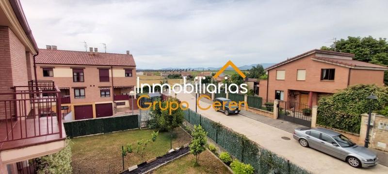 Foto e49dc6f1-499f-4ef6-ba79-b11472ba8884. Casa adosada adosado a estrenar con jardín privado en urbanización con piscina y amplia zona verde en Canillas de Río Tuerto
