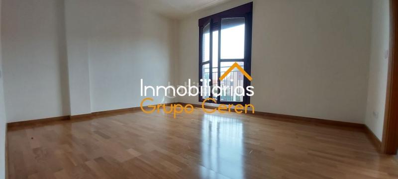 Foto f5bec3c2-8eb1-4211-88f2-d359b3598a6e. Casa adosada adosado a estrenar con jardín privado en urbanización con piscina y amplia zona verde en Canillas de Río Tuerto