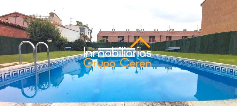 Foto f5e5f3cb-73a7-4773-9ce1-5d117ca4da6d. Casa adosada adosado a estrenar con jardín privado en urbanización con piscina y amplia zona verde en Canillas de Río Tuerto