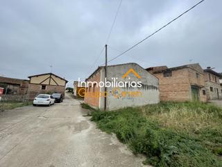 Edifici a Santurde de Rioja. Nave en suelo urbano