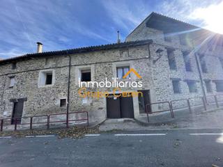 Casa adossada a Ezcaray. Casa en la aldea azarrulla  con terreno al lado de la vivienda