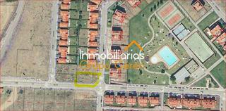 Terreny residencial a Cirueña. Construye la casa de tus sueños en esta parcela urbana en esquin