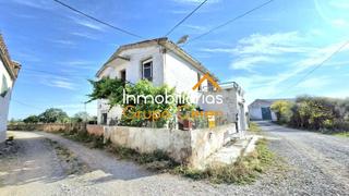 Chalet  Calle fuentes. Descubre tu nuevo hogar en un entorno tranquilo y natural!