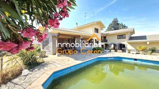 Xalet  Calle gonzalo de berceo. Descubre tu próximo hogar en este espectacular chalet individual