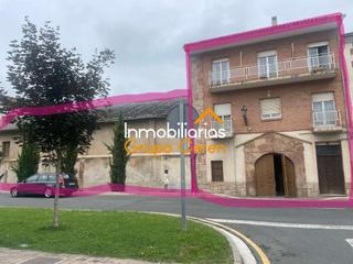 Casa a Ezcaray. Casa con nave  al lado del ayuntamiento y centro de salud