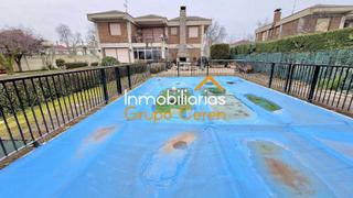 Xalet a Santo Domingo de la Calzada. Descubre tu oasis de tranquilidad en este amplio chalet con pisc