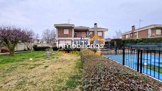 Chalet en Santo Domingo de la Calzada. Descubre tu oasis de tranquilidad en este amplio chalet con pisc