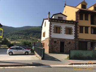 Casa a Zorraquín. Casa con patio y asador