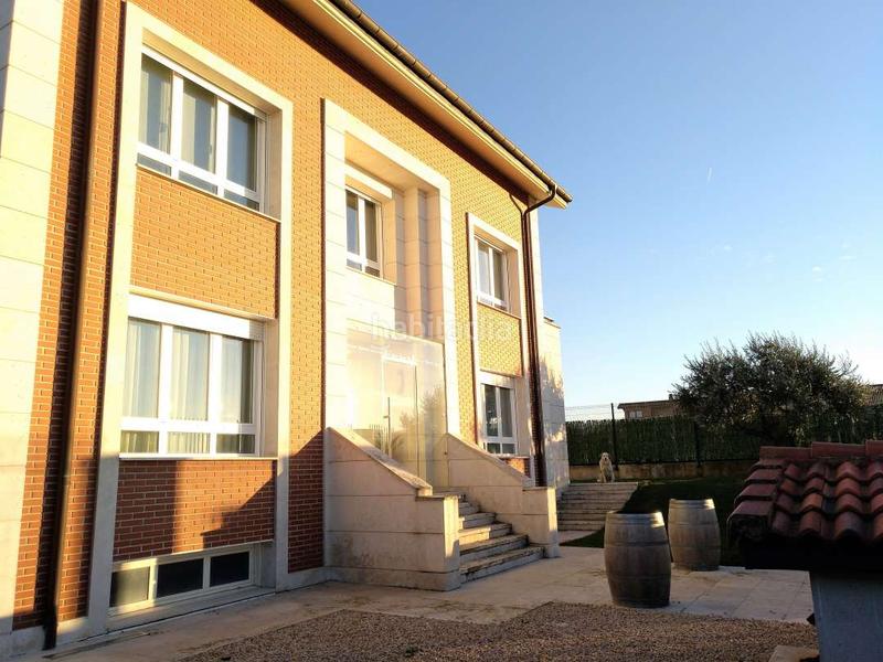 Foto 4ec8c285-e2f7-42ee-8a46-f72668980212. Chalet impresionante chalet de lujo en el paseo de la carrera en Santo Domingo de la Calzada