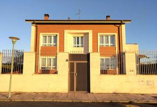 Chalet in Santo Domingo de la Calzada. Impresionante chalet de lujo en el paseo de la carrera