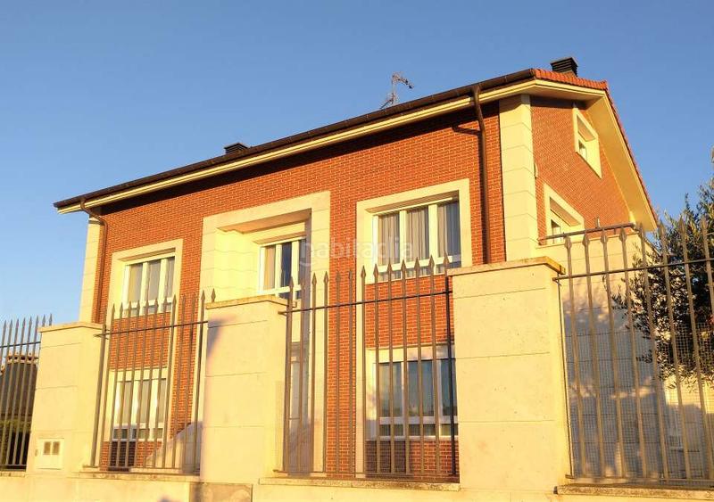 Foto b8b3b349-a1eb-4b2a-9b5a-6716cec702b5. Chalet impresionante chalet de lujo en el paseo de la carrera en Santo Domingo de la Calzada