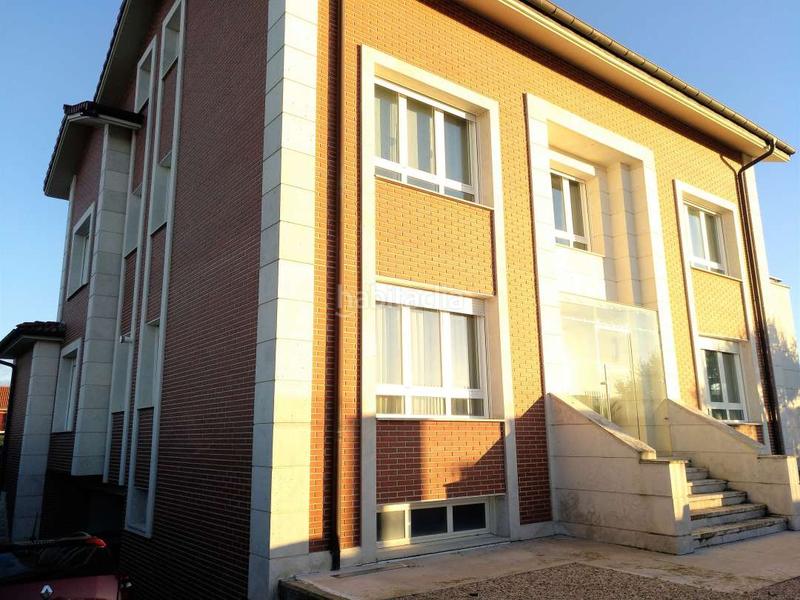 Foto e47cec4a-56aa-446b-834c-77884a14b303. Chalet impresionante chalet de lujo en el paseo de la carrera en Santo Domingo de la Calzada