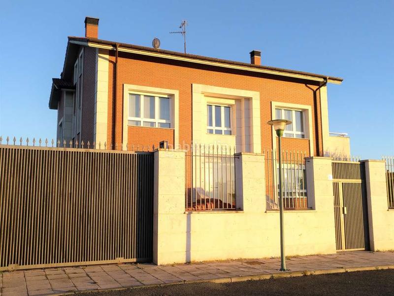 Foto f91683ef-64d1-47a7-bd34-f4ad5c1cc409. Chalet impresionante chalet de lujo en el paseo de la carrera en Santo Domingo de la Calzada