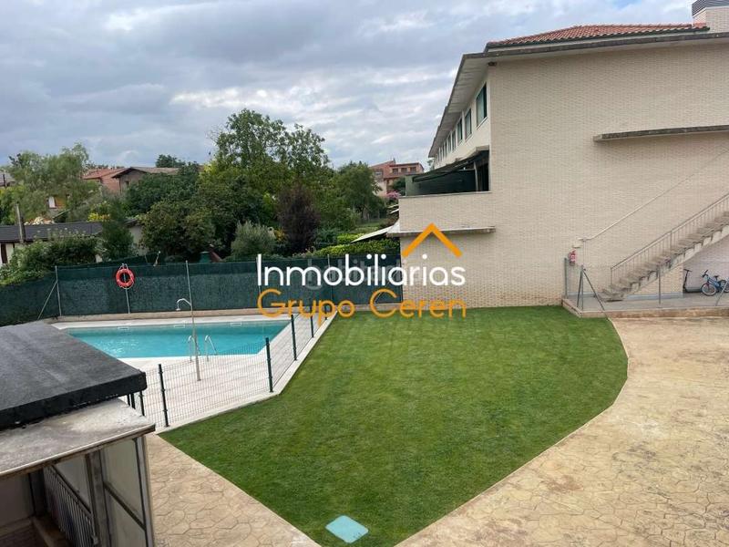 Foto 1ac7cf68-0443-44bd-8487-aaebf4bea1bc. Dúplex duplex con terraza y piscina para entrar a vivir en Alesanco