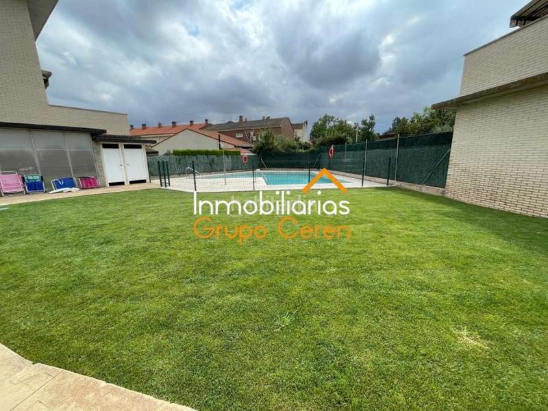 Foto c08e86c4-ec02-4ce1-9d14-f56ee692b60f. Dúplex duplex con terraza y piscina para entrar a vivir en Alesanco