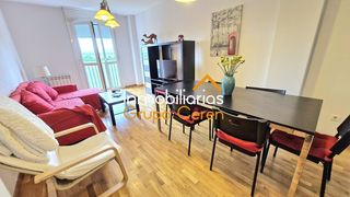 Apartament a Castañares de Rioja. Apartamento en urbanización con piscina y asadores exteriores
