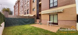 Flat  Calle peseta. Bajo con jardín con mucha iluminacion en urbanizacion con piscin