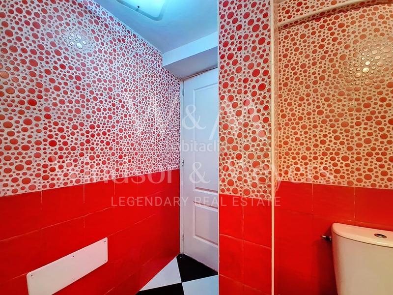 Foto 1f886480-8c9a-48f8-be40-4ee6eb7592f1. Piso en calle josep tur i llaneras 14 se vende piso de 3 habitaciones en cas serres con patio en Ibiza
