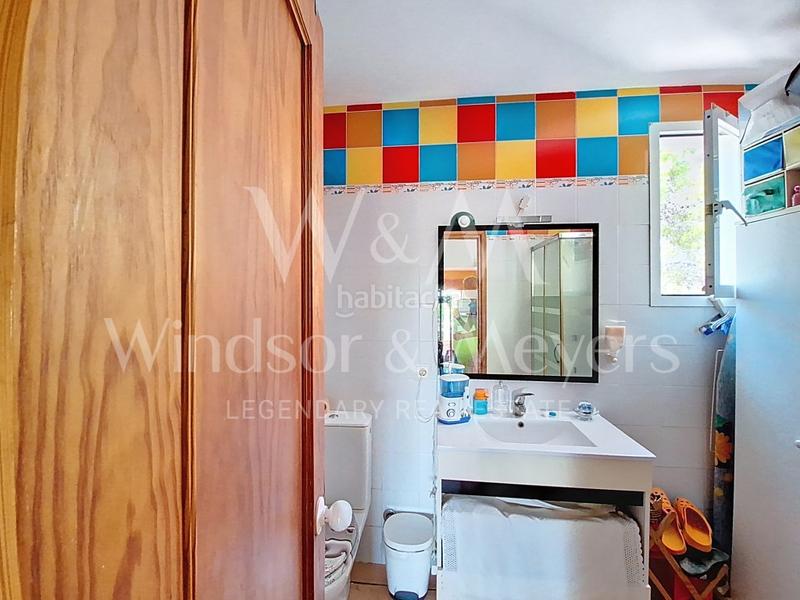 Foto a0fabbec-ad3e-42a2-abae-0d56b5a36503. Ático en calle club cala azul se vende ático en cala llenya con acceso directo al mar en Santa Eulària