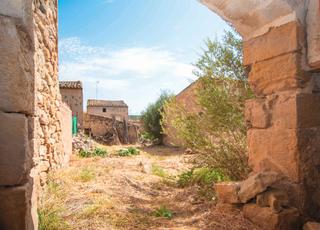 Casa a Torrebesses. Extraordinaria casa de pueblo  con gran jardín y garaje.