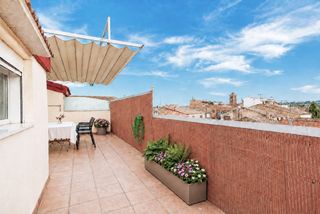 Casa in Bell-lloc d´Urgell. Encantadora casa adosada  con terraza lista para entrar a vivir.