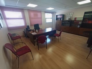 Büro  Carrer juan de ribera. Amplio despacho con posibilidad de cambio de uso en el puerto de