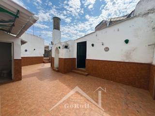 Casa adossada a Castilblanco de los Arroyos. Típica casa rural con enorme patio.
