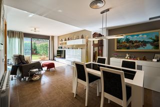 Casa adossada  Carrer del clar de lluna. Preciosa casa de 296 m2  con ascensor en sant quirze, vallsuau c