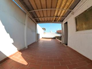Casa adossada a Can Gambús. Casa con fuego a tierra y terraza