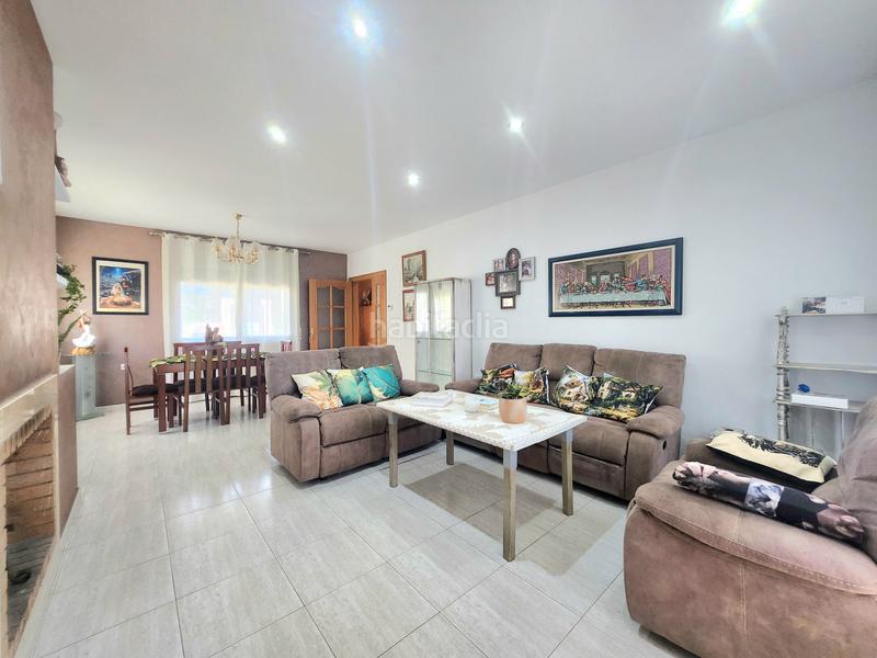 Foto a3f9fb84-ec0d-4893-b4f9-cb1f567bcc7d. Casa impresionante casa con jardin y 5 dormitorios en Rubí