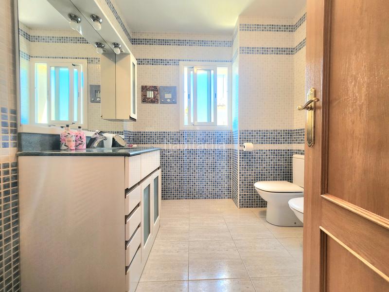 Foto cf0e4d32-a076-4a26-8155-fa1f4ac5c1dc. Casa impresionante casa con jardin y 5 dormitorios en Rubí