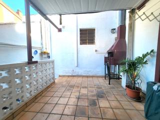 Haus in Poble Nou. Casa exterior con garaje