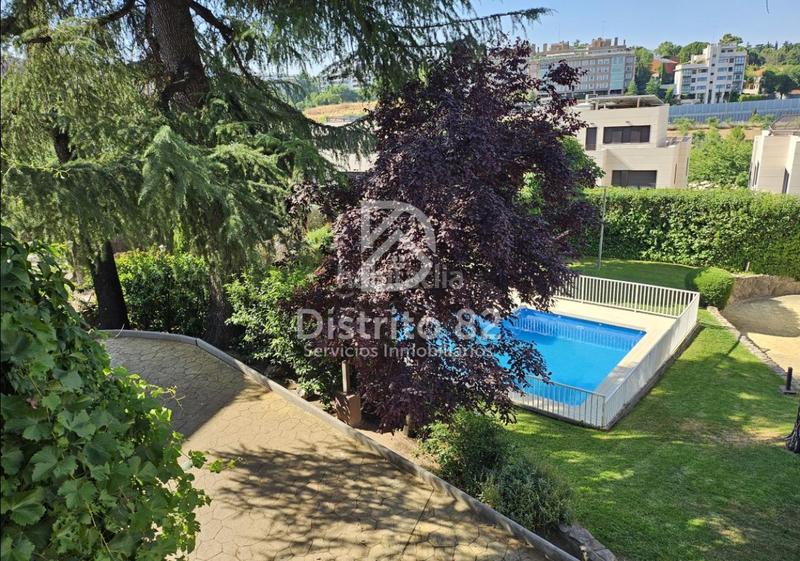 Foto d469eb20-3fc3-4b97-ba18-8fa0a8d214c4. Reihenhaus mit heizung parking pool in Peñagrande Madrid