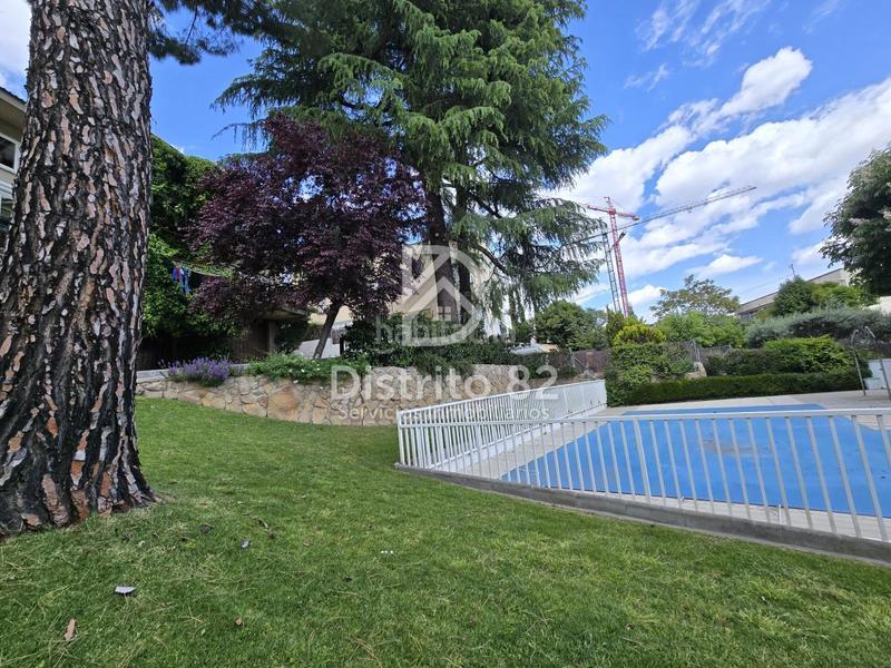 Foto c4d98b65-5a11-4493-a47d-4f6aae6bb364. Semi detached house with heating parking pool in Peñagrande Madrid
