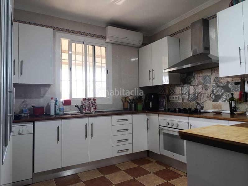 Foto ae0717dd-ad3b-4e66-9ad0-e5591b7cfbfa. Chalet increíble chalet en lora del rio totalmente reformado con piscina y olivar en Lora del Río