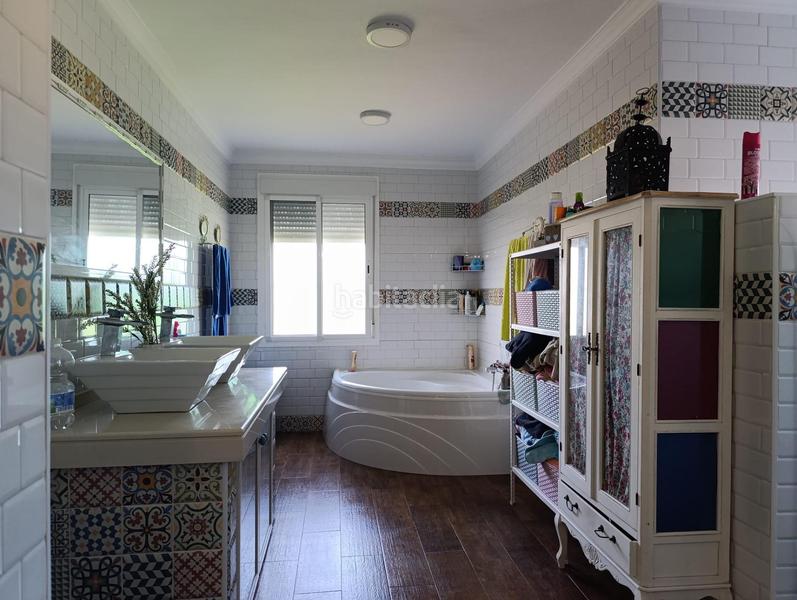 Foto f9216768-405c-4097-b825-bf7a76cc1918. Chalet increíble chalet en lora del rio totalmente reformado con piscina y olivar en Lora del Río