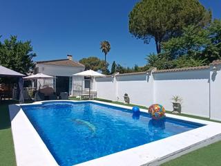 Chalet en Carmona. Chalet independiente en urbanización pino grande listo para entr