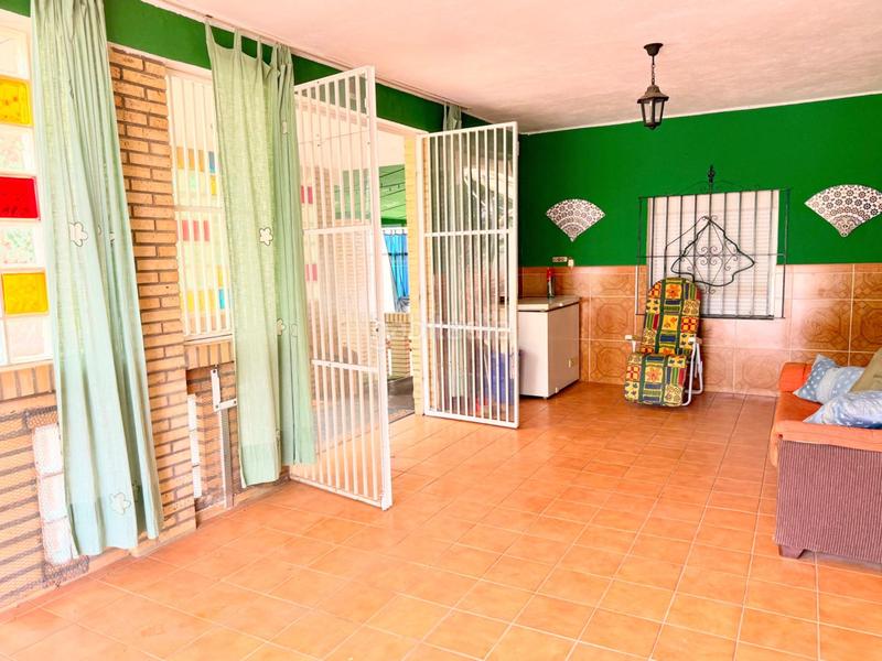Foto 0c3b38c7-fb66-4080-9583-84a6ae7dc2e6. Casa chalet con doble vivienda, buhardilla, gran parcela y piscina en urbanización torrepalma en Carmona