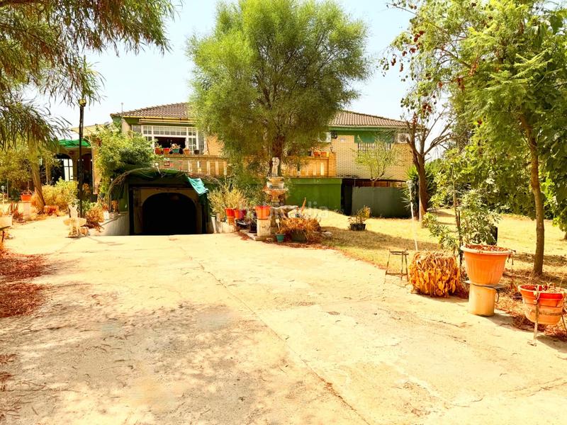 Foto 39e43da3-a303-4903-9f8b-2813d9cb3526. Casa chalet con doble vivienda, buhardilla, gran parcela y piscina en urbanización torrepalma en Carmona