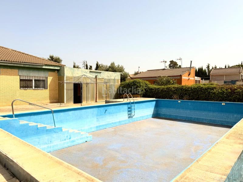 Foto 5a8015d6-1265-4635-b8f7-2cc865f628c8. Casa chalet con doble vivienda, buhardilla, gran parcela y piscina en urbanización torrepalma en Carmona