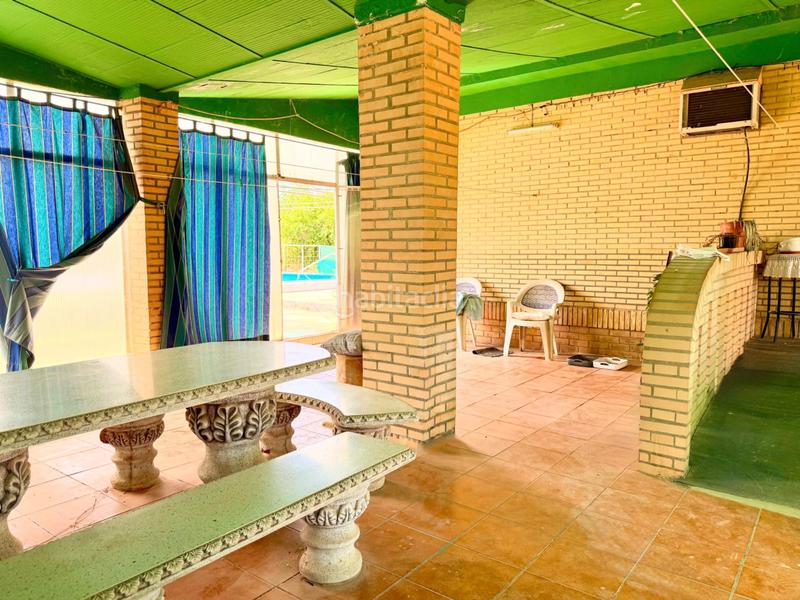 Foto 7b49eb4b-9dd7-4f1f-8af3-8750aff4830e. Casa chalet con doble vivienda, buhardilla, gran parcela y piscina en urbanización torrepalma en Carmona
