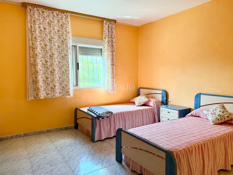 Foto ad410d27-f884-4d82-8b63-76b1a0b57408. Casa chalet con doble vivienda, buhardilla, gran parcela y piscina en urbanización torrepalma en Carmona